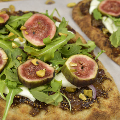 Pizza aux figues et fromage de chèvre avec oignons caramélisés