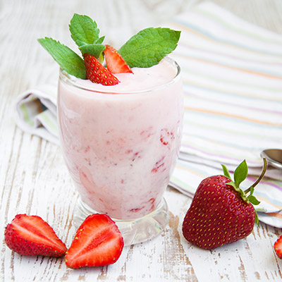 Yogourt frappé aux fraises et à la mangue