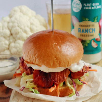 Burger de chou-fleur buffalo à la salade ranch