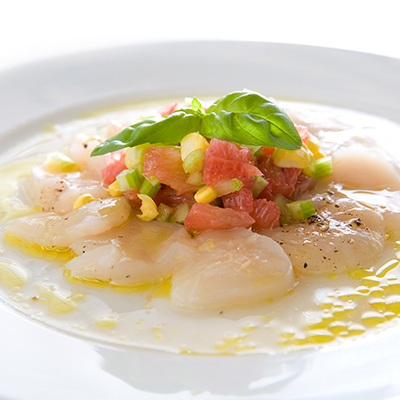Ceviche de pétoncles, pamplemousse, maïs et basilic
