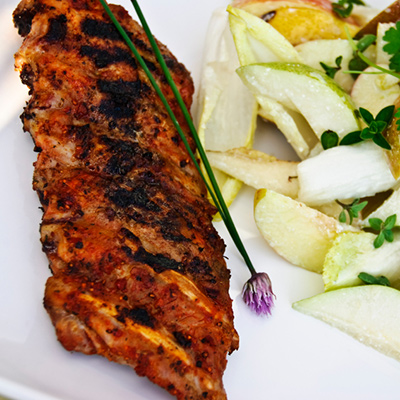 Côtes levées de veau de grain du Québec braisées au cidre et salade de chilis croustillants