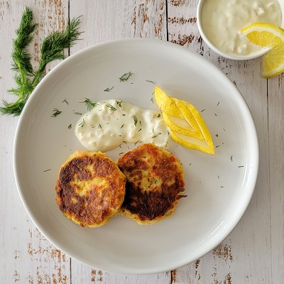 Crab cakes et sauce crémeuse au citron et à la poire