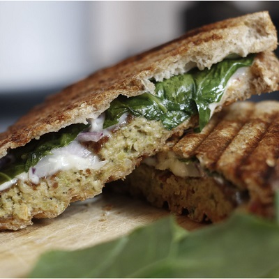 Grilled-cheese végétarien aux épinards
