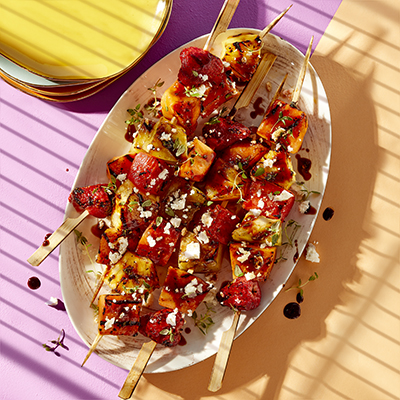 Brochettes de fruits grillés et de feta