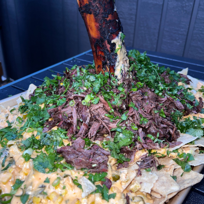 Nachos de queso fumé avec marteau de Thor fumé effiloché