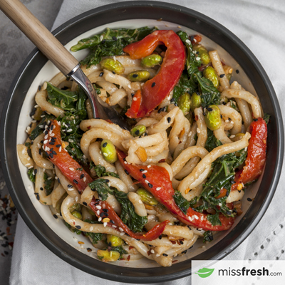 Nouilles udon aux arachides au chou frisé, edamame et poivron rouge