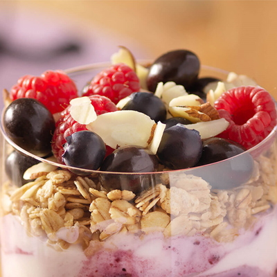 Parfait au yogourt, au chocolat noir et aux granolas