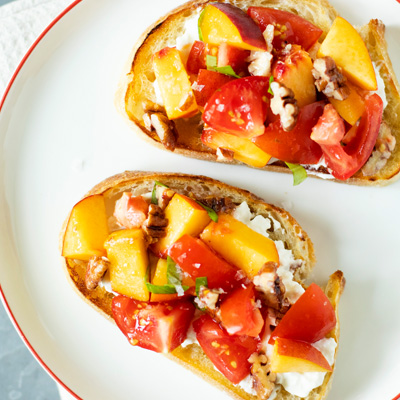 Bruschetta aux pêches, tomates et fromage burrata