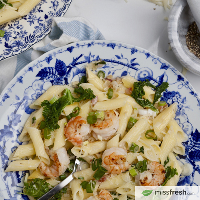 Penne aux crevettes et bacon avec chou frisé