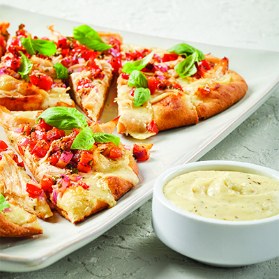 Pizza bruschetta au poulet Alfredo avec sauce au fromage Cracker Barrel