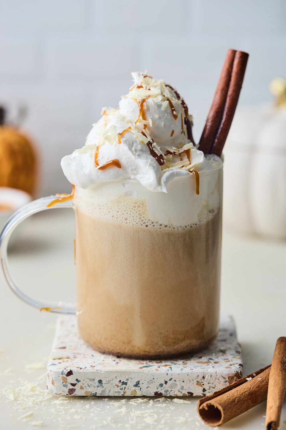 Latte au chocolat blanc et à la citrouille et aux épices