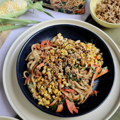 Salade de nouilles udon sésame et balsamique au maïs grillé