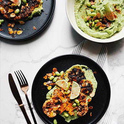 Steaks de chou-fleur au paprika fumé, purée d'edamanes au chimichurri