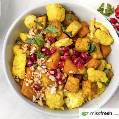 Tofu au cari sur la plaque avec légumes et grenade